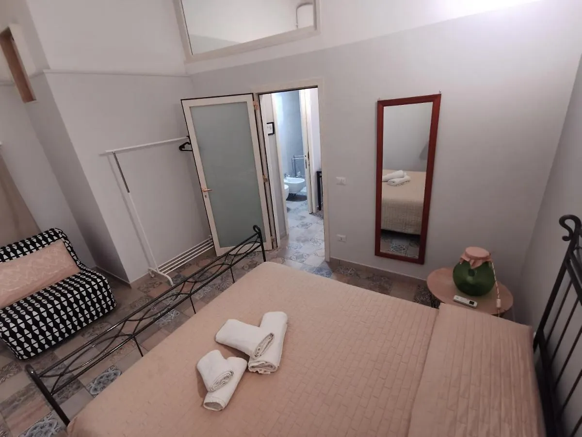 Whiteflower Apartments Bari 0*,