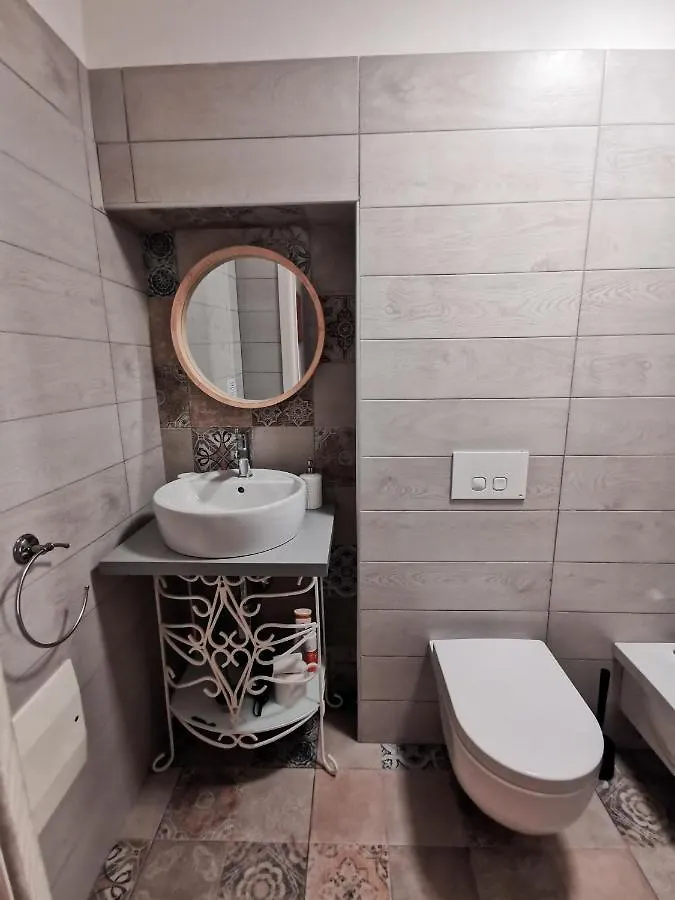 Whiteflower Apartments Bari 0*,